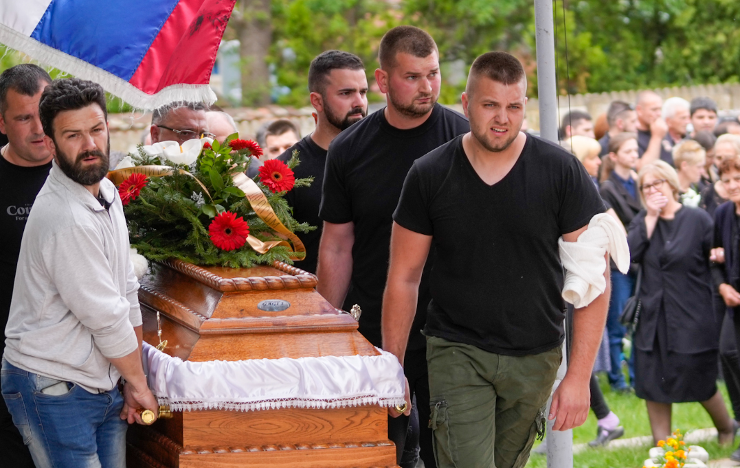 Într-o atmosferă de profundă tristeţe şi furie, mii de cetăţeni şi-au luat rămas bun sâmbătă de la victimele celor două atacuri armate din această săptămână din Serbia/ Foto: VOANews - Twitter
