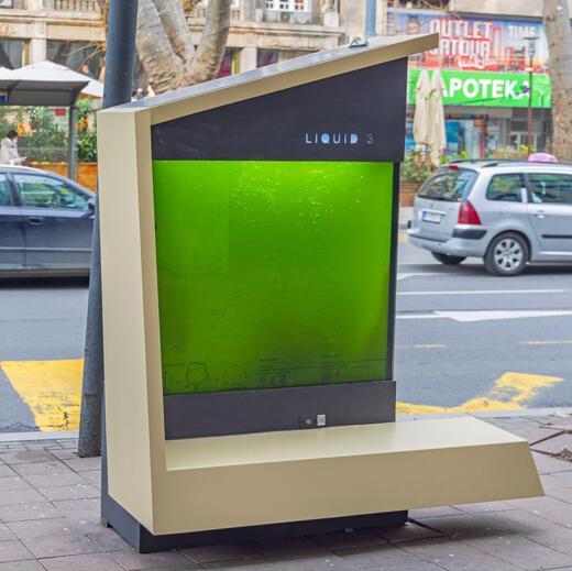 Copacul lichid este o instalație cu micro-alge (Chlorella vulgaris) care transformă dioxidul de carbon în oxigen/ Foto: @yupthtexists - Twitter