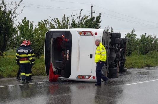 Autocar răsturnat pe un drum național, zece persoane au avut nevoie de îngrijiri medicale. Planul Roșu de intervenție, activat/Foto: DRDP Buzău Facebook.com