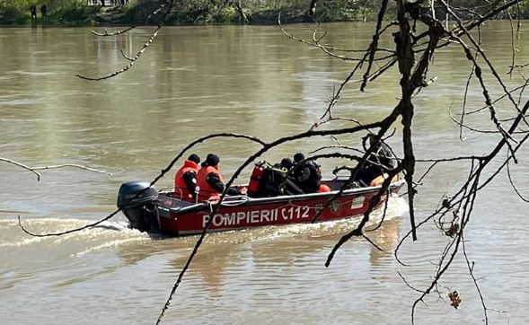 Cadavrul unui copil, găsit în râul Mureș de autoritățile maghiare/Foto: ISU Arad Facebook.com