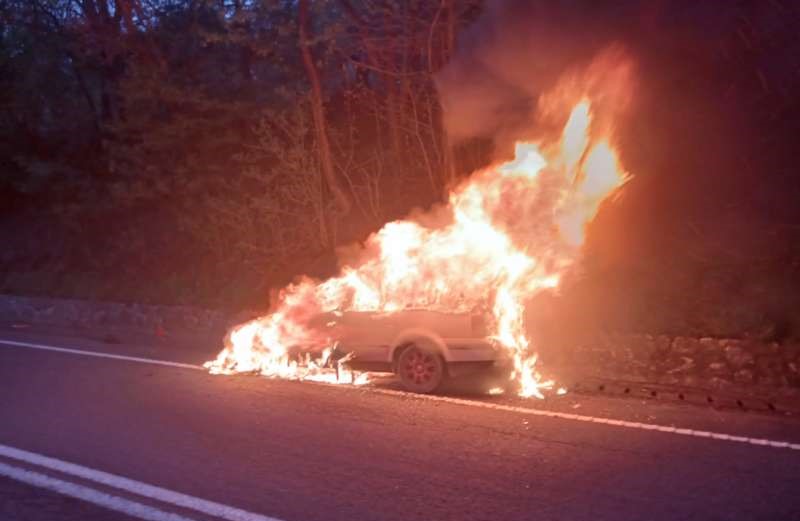 O mașină a fost distrusă în întregime de un incendiu care a izbucnit, marţi seara, în timp ce maşina se deplasa pe DN 66, în zona localităţii Băniţa/ Foto: ISU Hunedoara