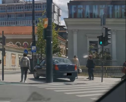 Cu mașina pe trotuar în centrul Clujului / Foto: Info Trafic Cluj-Napoca