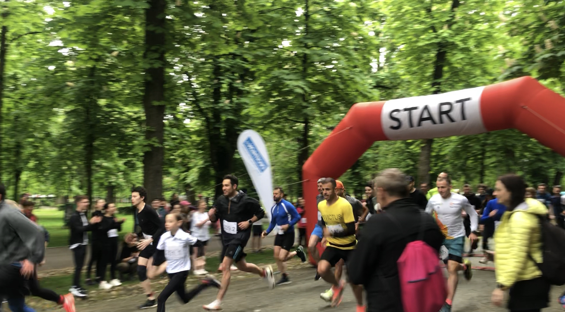 Medici, studenți și profesori ai UMF Cluj, la alergat la un cros caritabil în Parcul Central / Foto: monitorulcj.ro