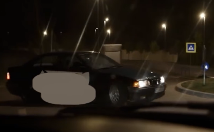 Un șofer a fost aspru amendat după ce a făcut drifturi într-un sens giratoriu din Cluj/ Foto: captură ecran video Inspectoratul de Politie Judetean Cluj - Facebook