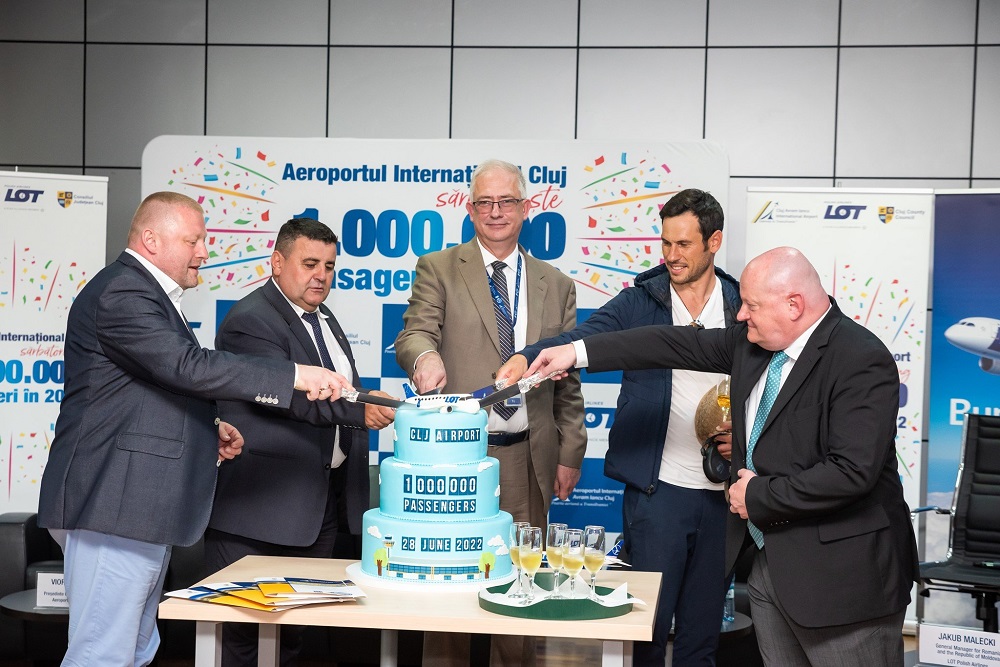 Sărbătorirea pasagerului 1 milion în 2022. Foto arhivă. Sursă Facebook Aeroportul Internațional Avram Iancu Cluj