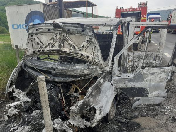O autoutilitară a luat foc, marți, pe DN1-E60 la km 553, în zona localității Negreni din județul Cluj/ Foto: ISU Cluj