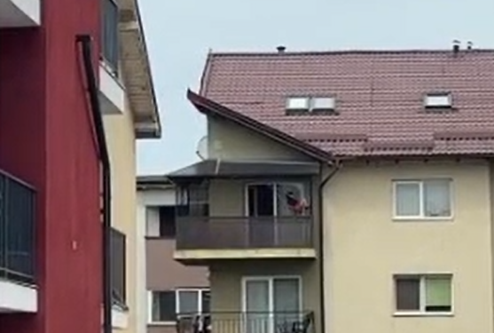 O fetiţă a fost filmată în timp ce se balansează într-un leagăn, montat pe balconul deschis al unui apartament din Florești/ Foto: captură ecran video @rdp.art - TikTok