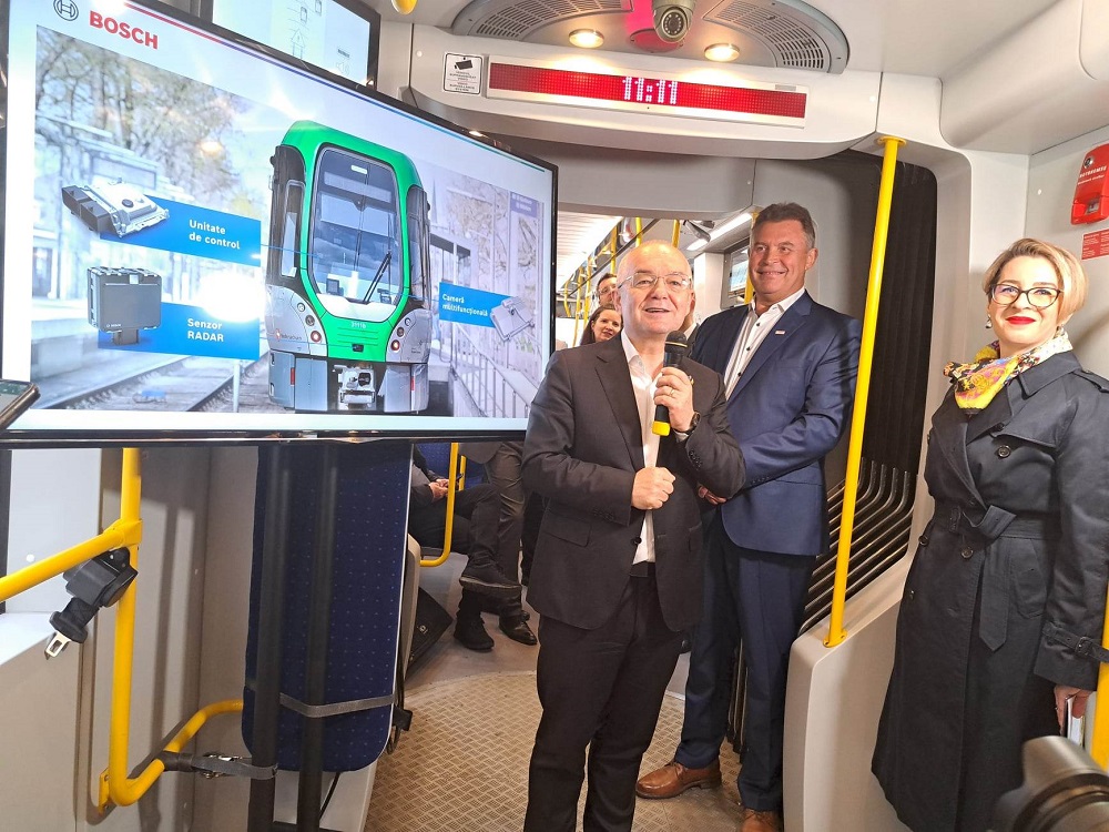 Primarul Emil Boc la prezentarea tramvaiului dotat cu sistem de avertizare la coliziunea frontală. Sursă foto monitorulcj.ro