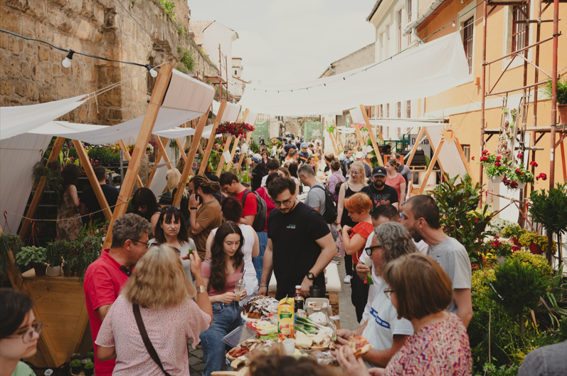 „Masa bunei vecinătăți” 2023 / Foto: Facebook - Strada Potaissa în evenimentul „Piața de Flori altfel”