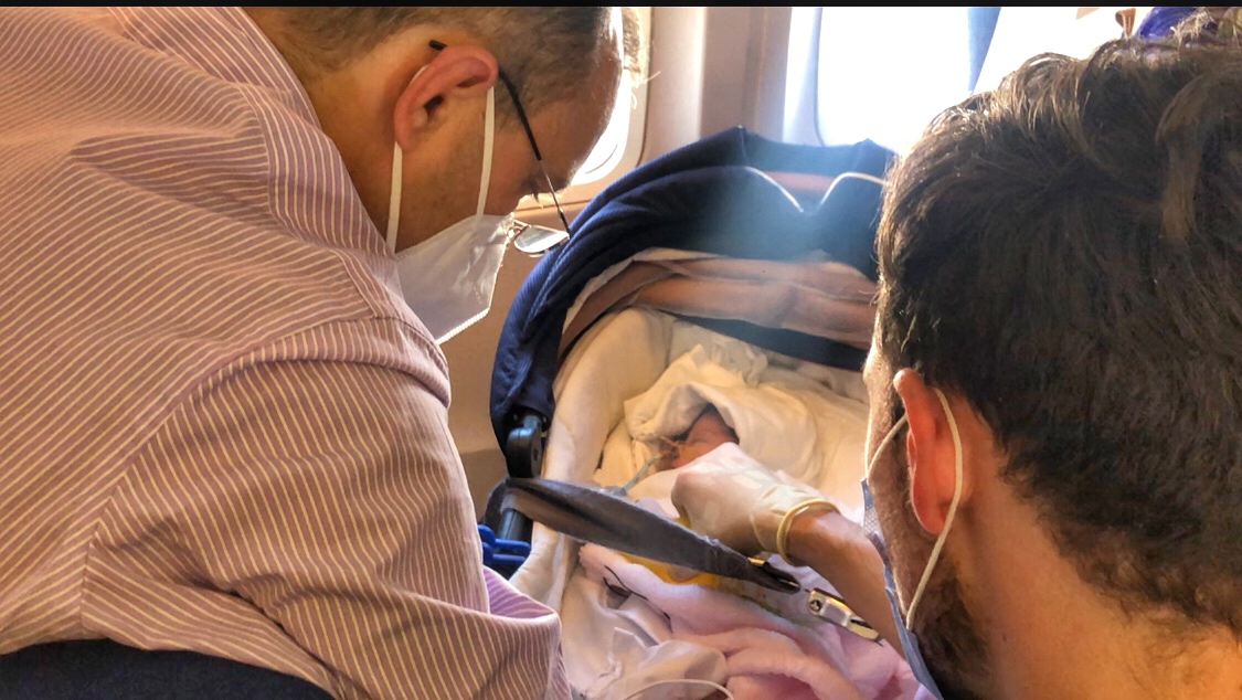 Bebeluș cu malformație cardiacă, transportat la o clinică în străinătate de Asociația Blondie, fiindcă în România nu putea fi tratat / Foto: Carmen Lucuț - monitorulcj.ro