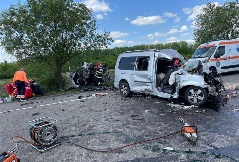 Doi adulţi şi un copil au murit în accidentul rutier produs, luni, pe DN2 (E85), în localitatea Secuieni/ Foto: ISU Neamț