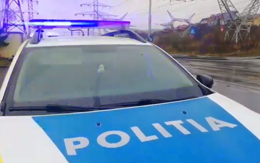 Un tânăr în vârstă de 27 de ani, din comuna Luna, în urma unor manevre de conducere agresivă, a lovit cu mașina un indicator și un stâlp de electricitate, în Turda/ Foto:  Inspectoratul de Poliție Județean Cluj - Facebook