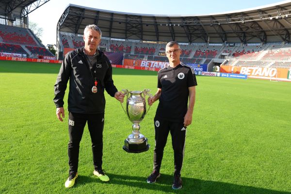 Antrenorul formaţiei Sepsi OSK, Cristiano Bergodi și antrenorul echipei „U” Cluj, Ovidiu Sabău/ Foto: Sepsi OSK - Facebook