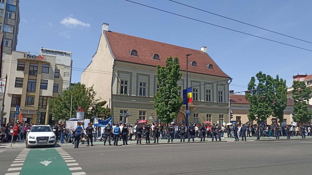 Protestul profesorilor s-a mutat la primărie. Foto monitorulcj.ro