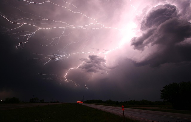 Meteorologii au emis o avertizare cod galben de intensificări ale vântului, vijelii și perioade scurte de ploi torențiale pentru mai multe județe, inclusiv Cluj/ Foto: pixabay.com