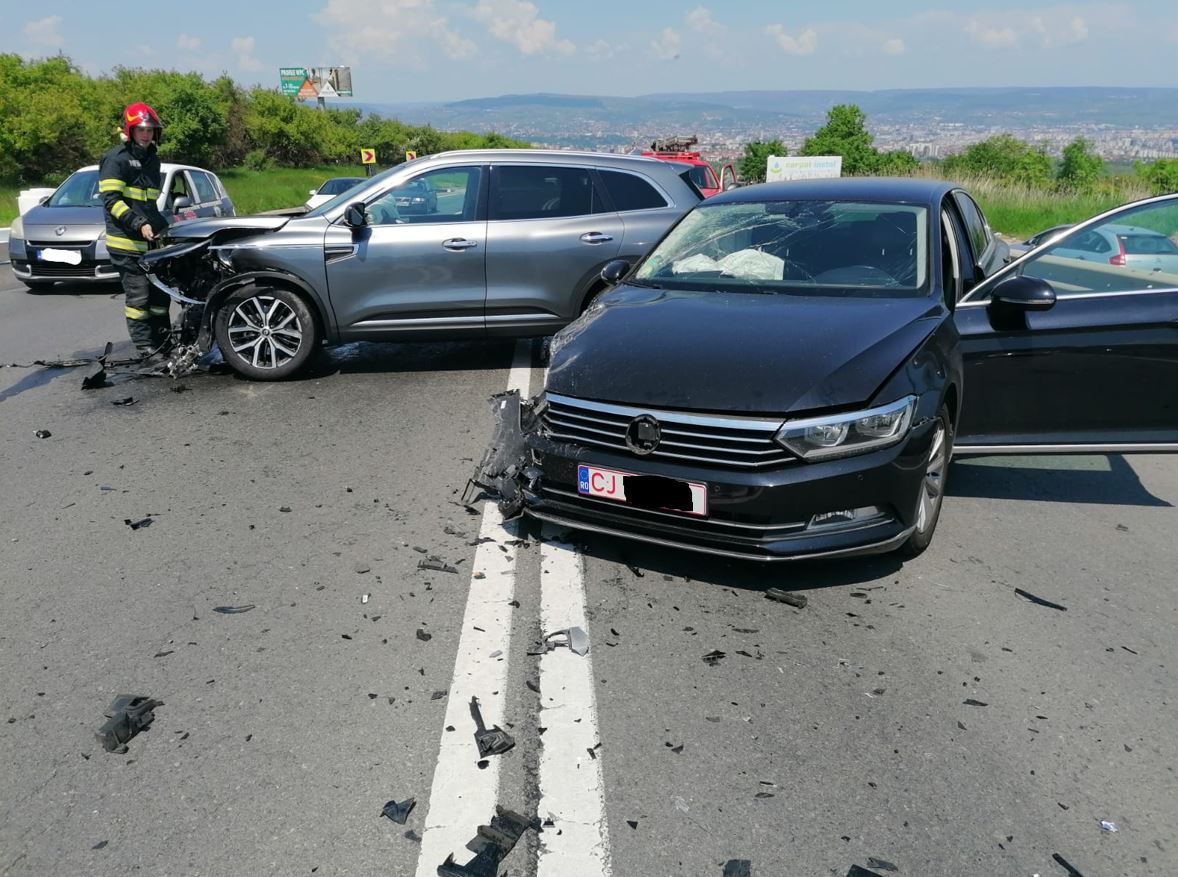 Mașini distruse într-un accident la intrare în Cluj / Foto: ISU Cluj