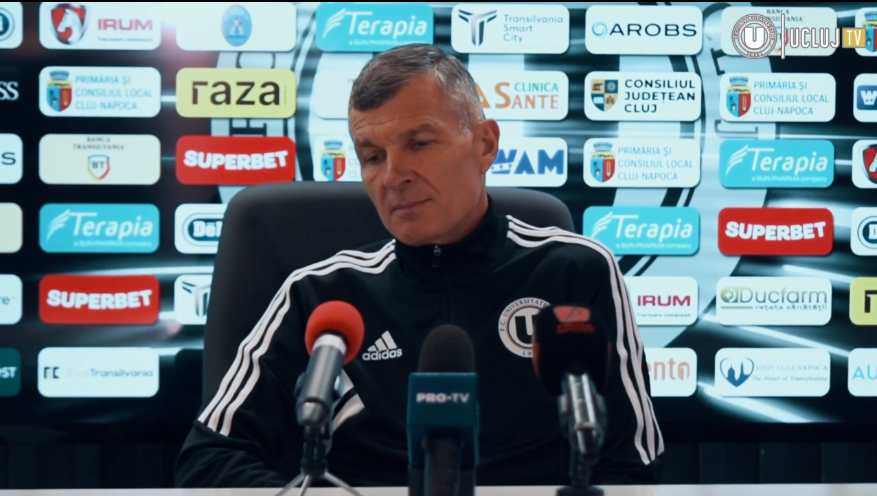 Ioan Ovidiu Sabău la o conferință de presă / FOTO: FC Universitatea Cluj - Youtube