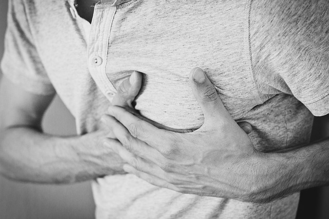 Atunci când apare infarctul miocardic sau atacul de cord, toate persoanele simt cel mai frecvent o presiune puternică în piept/ Foto: pixabay.com