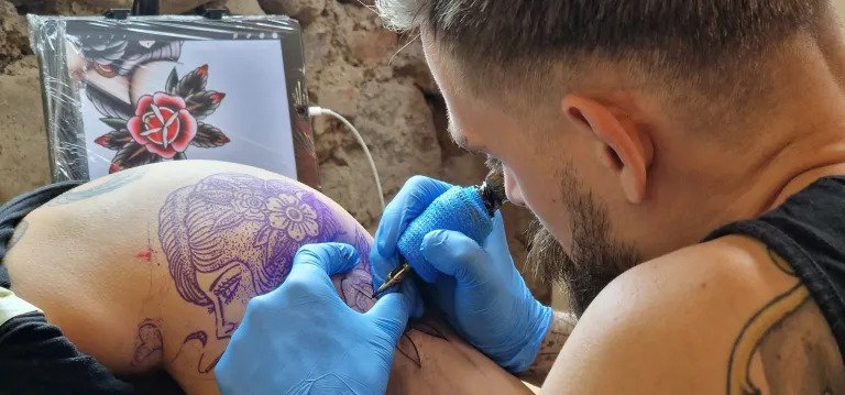 Unul dintre cei mai cunoscuţi artişti tatuatori din Europa, Heiko Gantenberg, a ajuns la Transilvania Tattoo Expo de la Sibiu /FOTO: Transilvania Tattoo Expo