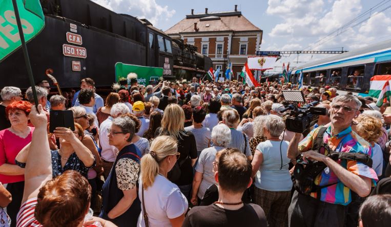 Trenurile de pelerinaj din Ungaria, cu sute de participanți care se îndreaptă către Şumuleu Ciuc, au trecut vineri prin gara din Cluj/Foto: Csoma Botond Facebook.com