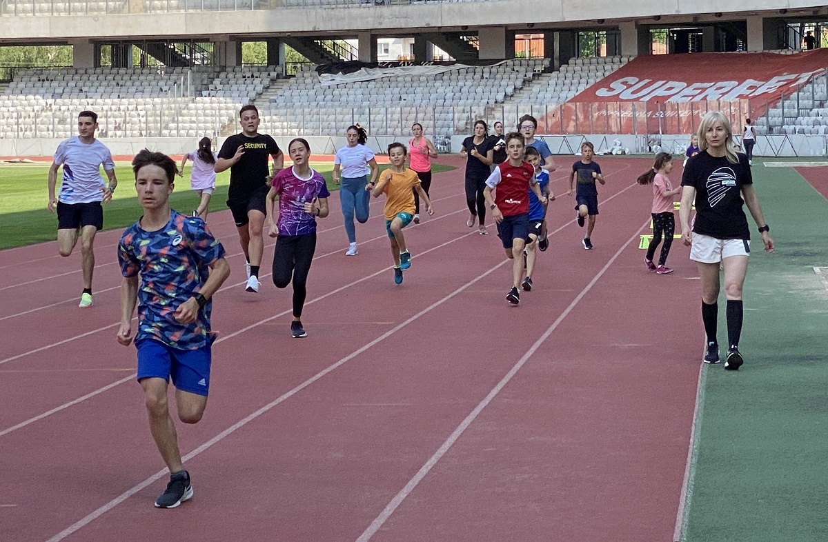 Adina Mureșan conduce un antrenament cu copii, sâmbătă dimineața, pe Cluj Arena. Foto: Paul Niculescu | monitorulcj.ro