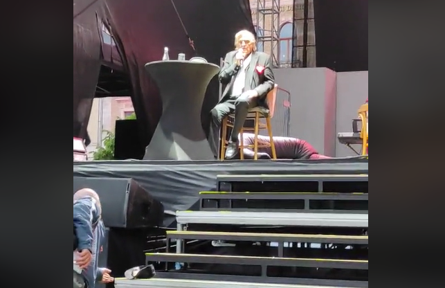 Actorul Florin Piersic a susținut un spectacol în Piața Unirii, iar un cerșetor l-a întrerupt la un moment dat când și-a așezat șapca pe treptele scenei/ Foto: captură ecran video TikTok