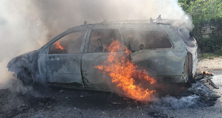 Incendiul la o mașină în Vlaha / Foto: ISU Cluj