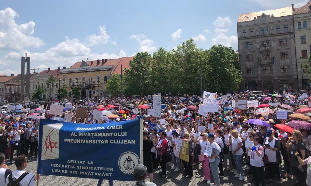 Profesorii protestează în Piața Unirii. Foto monitorulcj.ro