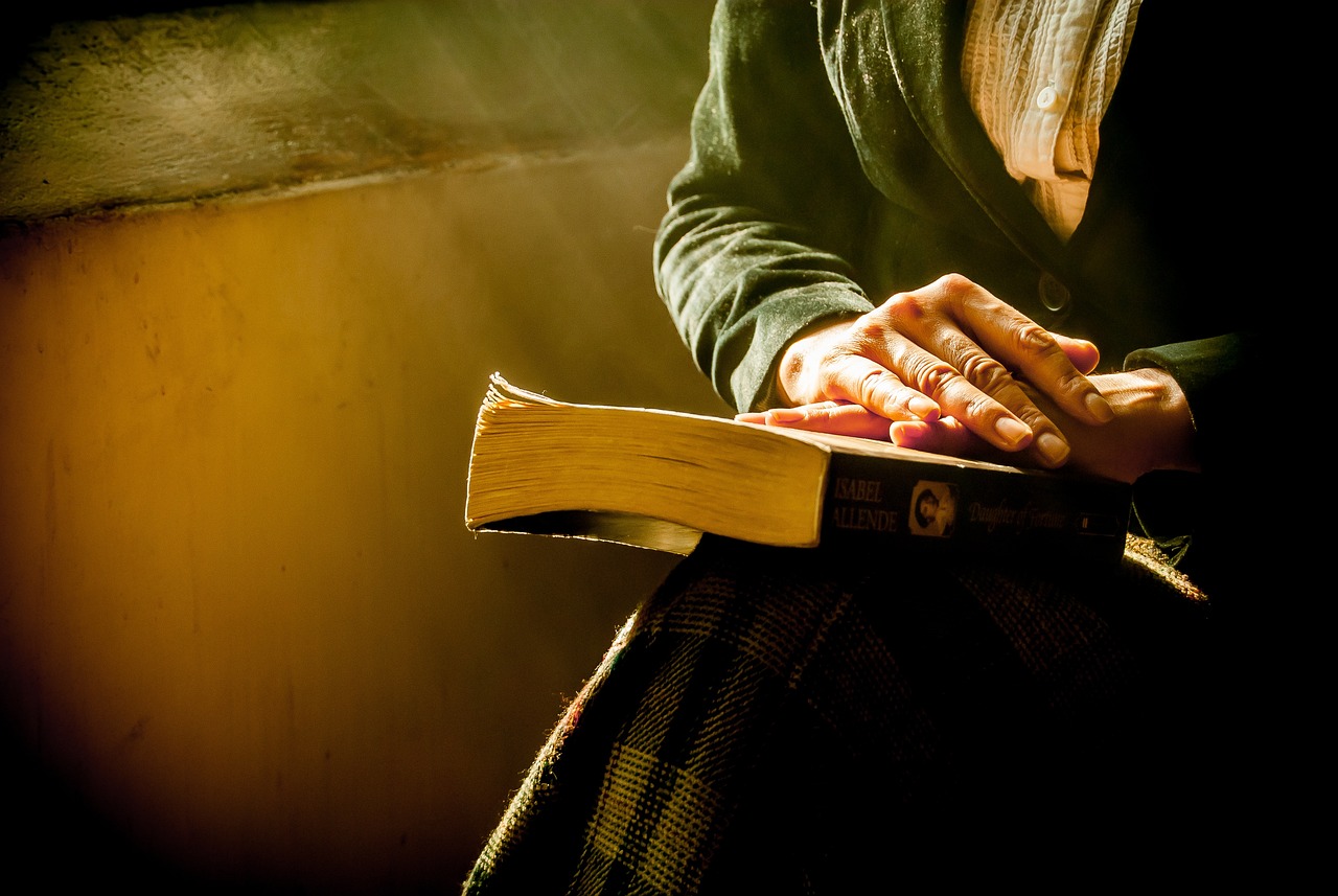 O femeie cu mâna pe Biblie. Foto Pixabay