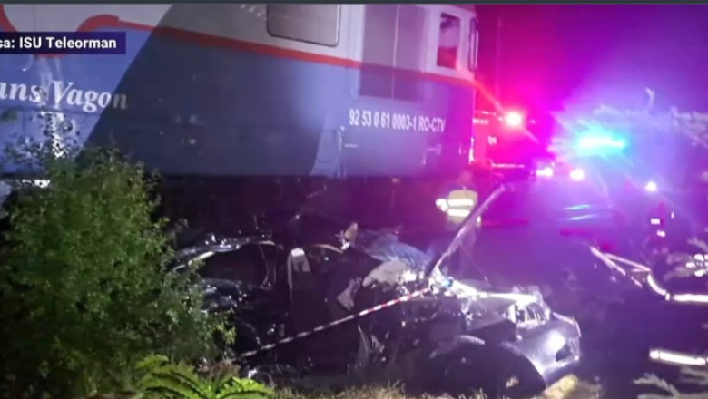 O maşină a fost lovită de locomotiva unui tren, în comuna Botoroaga