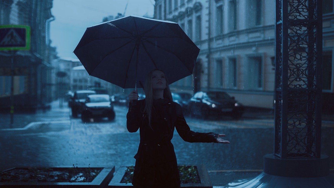 Fată cu umbrelă în ploaie. Foto Pixabay