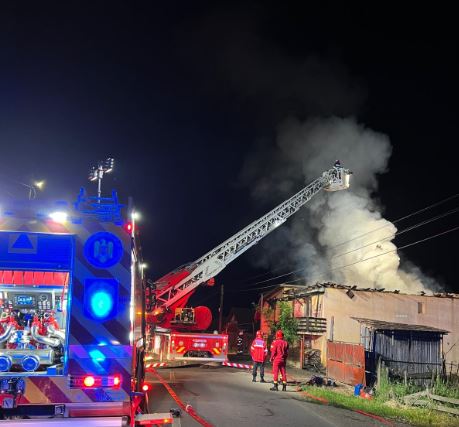 Incendiu la o locuință din Vultureni. Tavanul casei s-a prăbușit din cauza flăcărilor puternice/Foto: ISU Cluj
