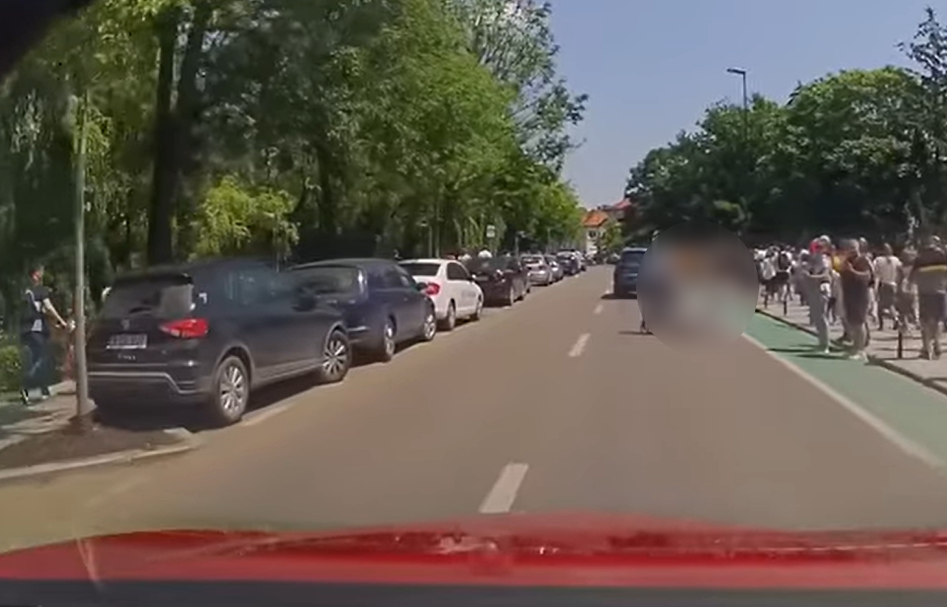 O mămică a împins căruciorul cu copilul în plină stradă cu trafic/ Foto: captură ecran video Info Trafic Cluj-Napoca - Facebook