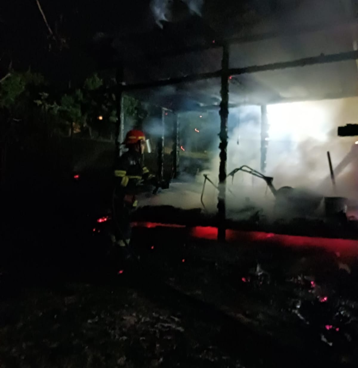 Incendiu la o magazie, pornit de la jarul din grătar. FOTO: ISU Cluj
