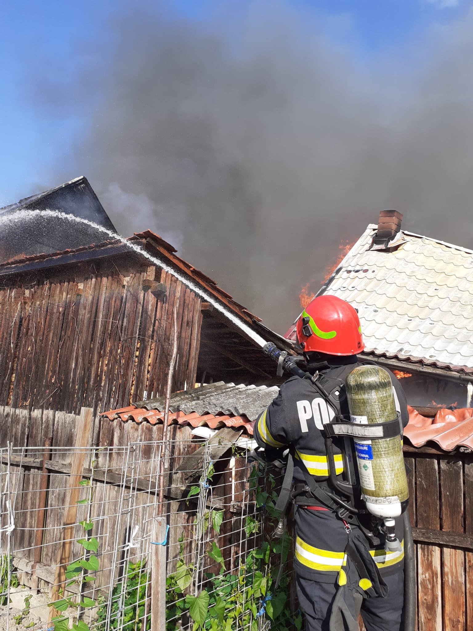 Incendiu o casă din comuna Vad. FOTO: ISU Cluj