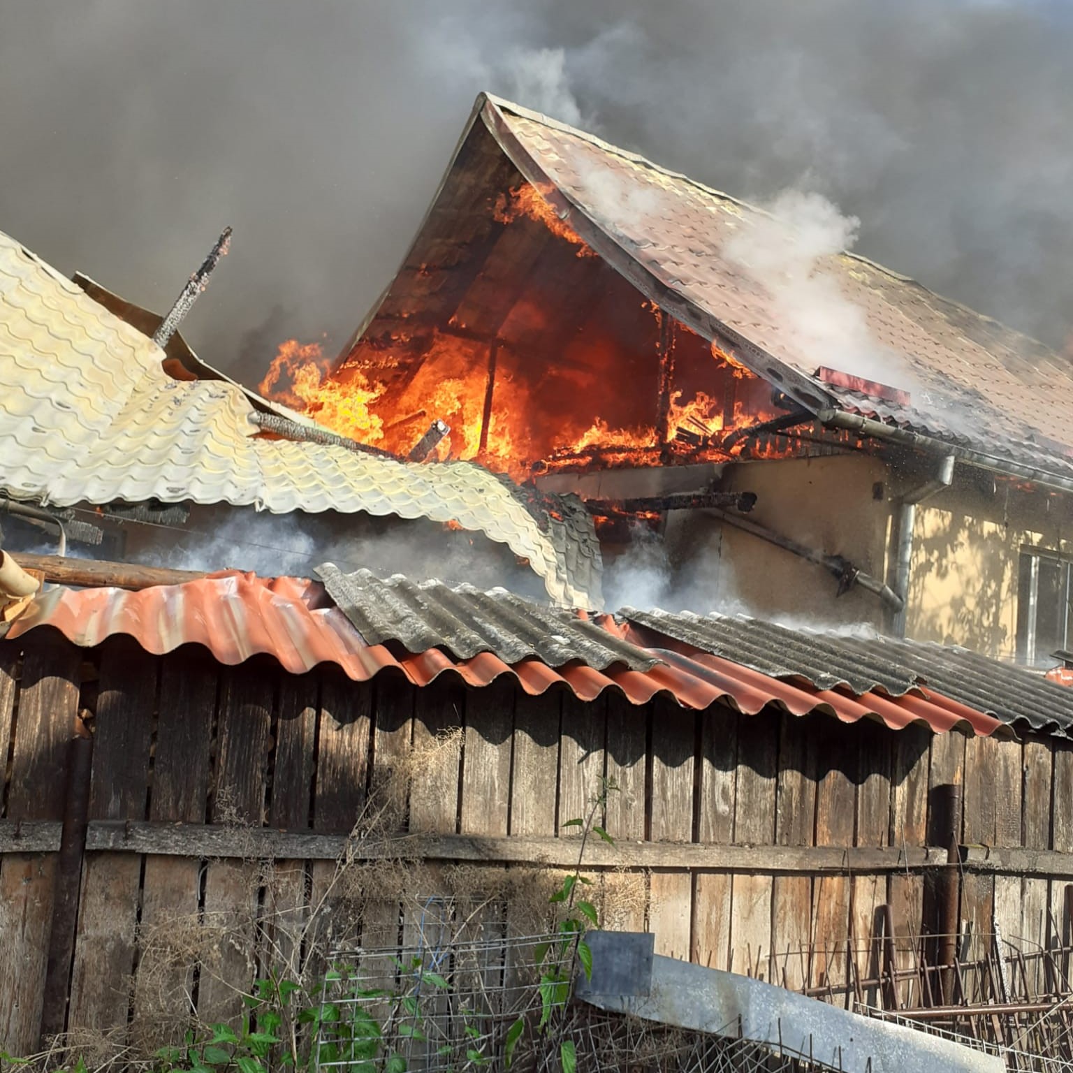 Dosar penal pentru distrugere din culpă, în cazul incendiului din Cetan. FOTO: ISU Cluj