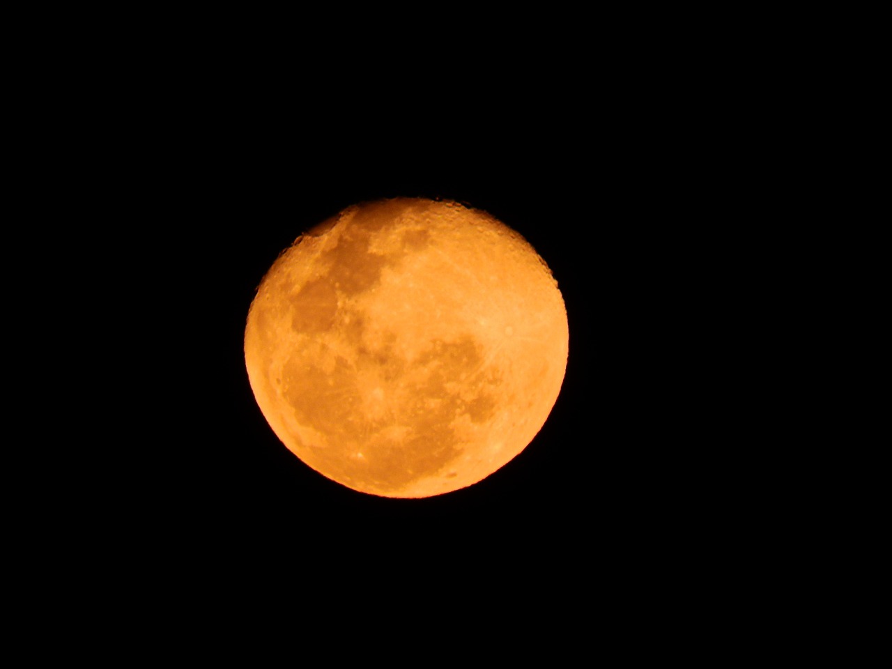 „Luna Căpșună” luminează cerul nopții. FOTO: Pixabay