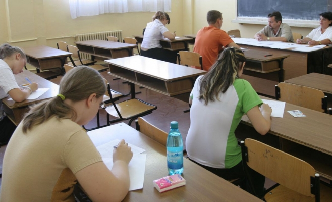 Elevi în clasă care susțin examenul de evaluare națională. Foto arhivă monitorulcj.ro