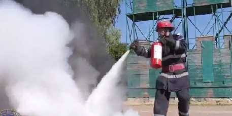 Pompier care stinge un incendiu / Foto: captură video Facebook - IGSU