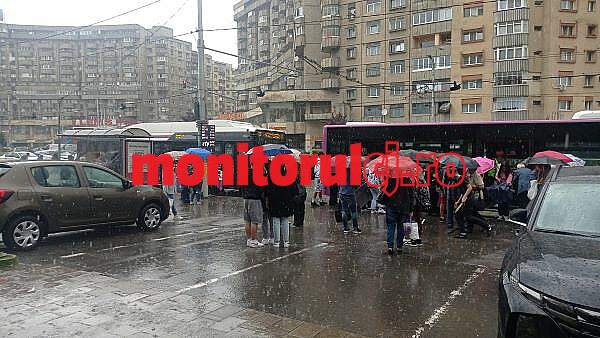 Oameni cu umbrele în stația Mareșal C-tin Prezan din Cluj-Napoca/ Foto: monitorulcj.ro