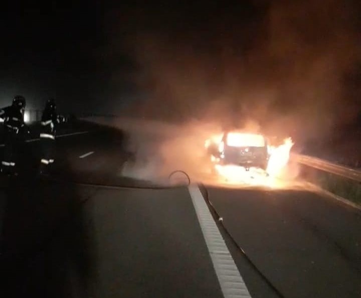 Mașină în flăcări pe autostrada A3/ Foto: ISU Cluj