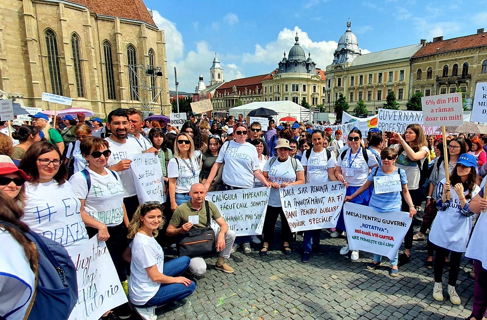 Profesorii de la Școala Gimnazială „Ion Creangă” din Cluj-Napoca au protestat, joi, în Piața Unirii. Foto Camelia Sîncrăian Pop