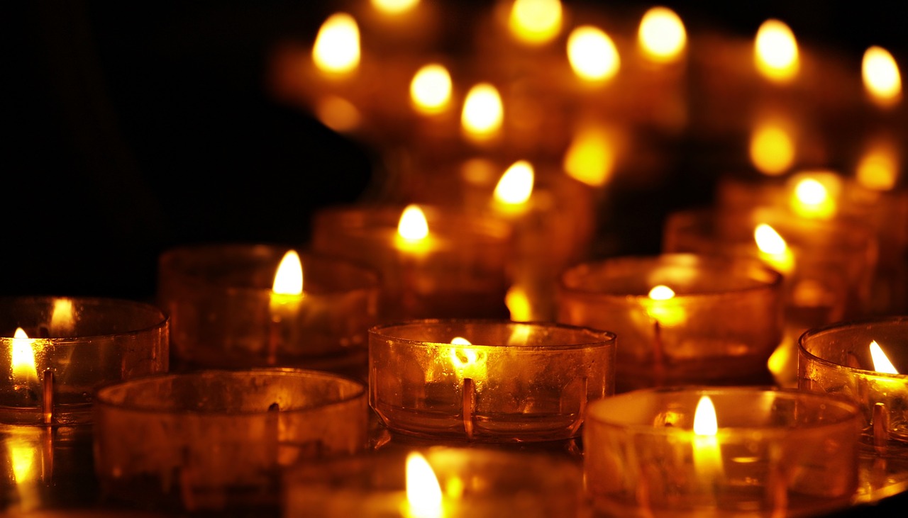 Lumânări aprinse în memoria celor dragi. Foto Pixabay
