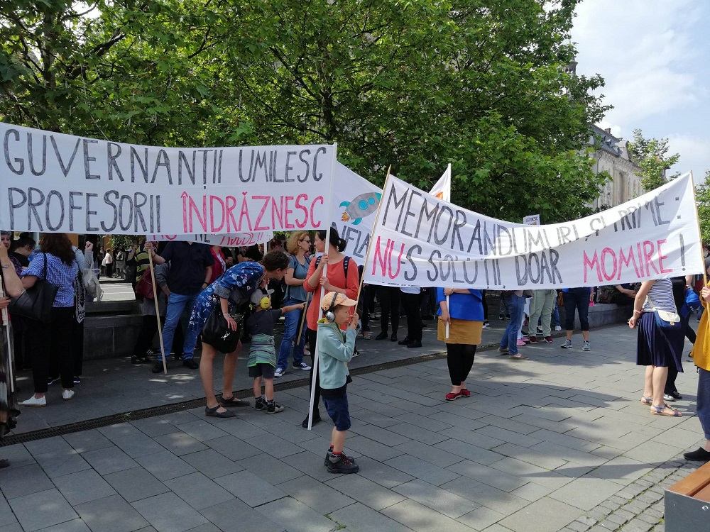 Mii de profesori clujeni au ieșit în stradă săptămânile trecute. Foto monitorulcj.ro