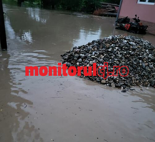 Ploile torențiale au inundat gospodăriile și străzile din Alba/monitorulcj.ro
