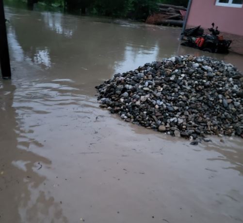 Ploile torențiale au inundat gospodăriile și străzile din Alba/monitorulcj.ro