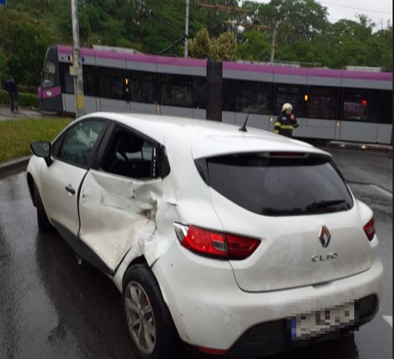 Accident în zona Calvaria între o mașină și un tramvai / Foto: ISU Cluj