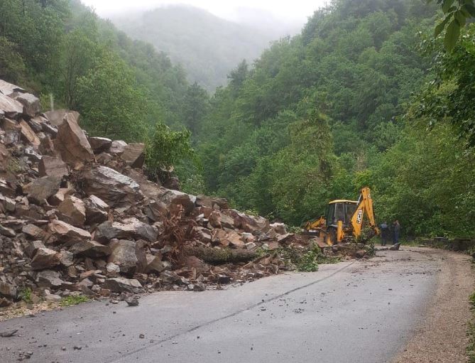 Drum județean din zona Tarniței, blocat de căderi masive de pietre de pe versanți. Pompierii au intrvenit pentru eliberarea drumului/Foto: ISU Cluj