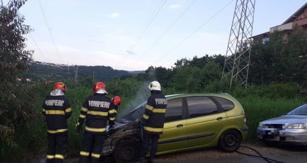 Mașină distrusă pe strada Edgar Quinet/ Foto: ISU Cluj