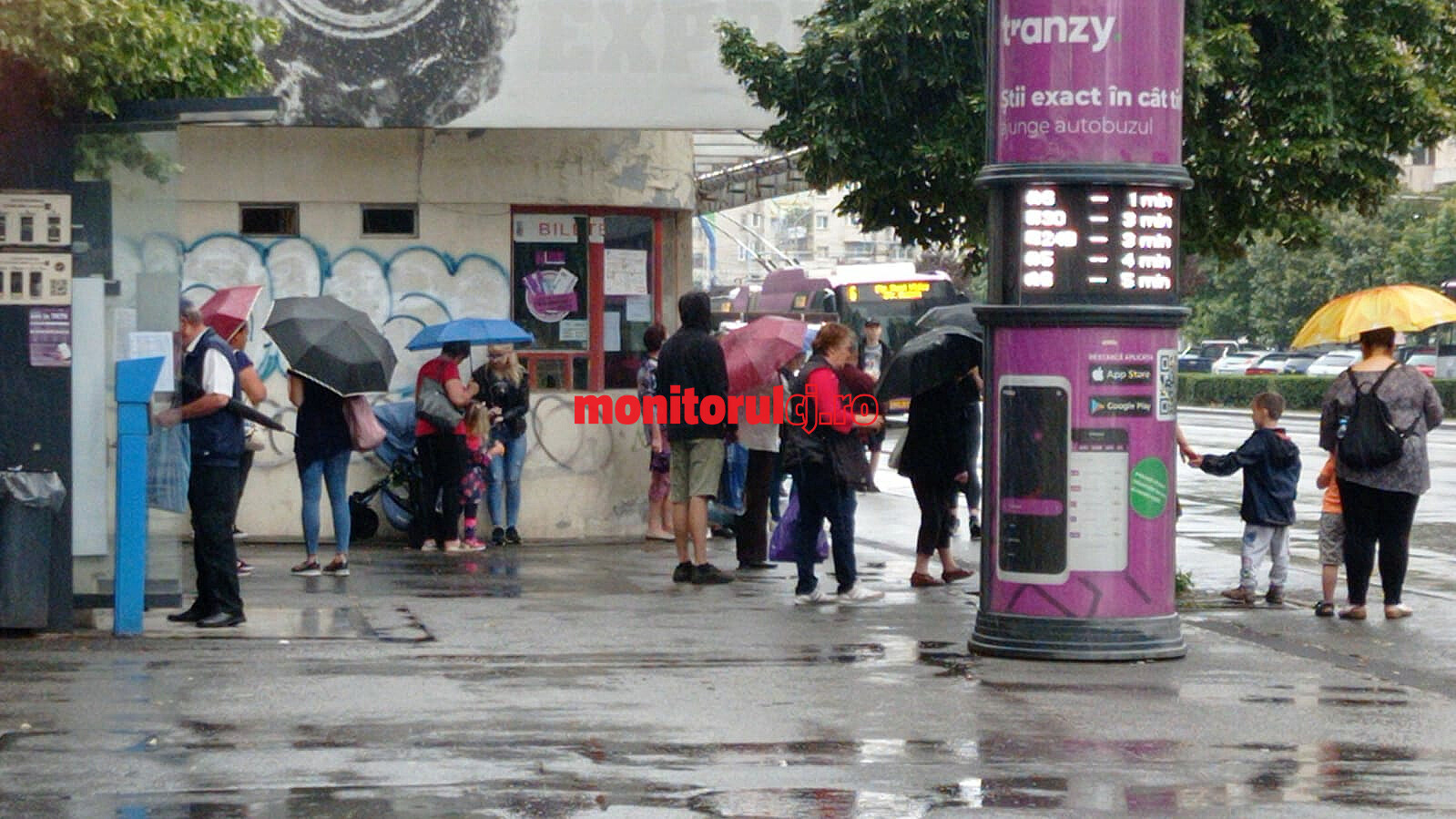 Persoane cu umbrele în Piața Mărăști/ Foto: monitorulcj.ro